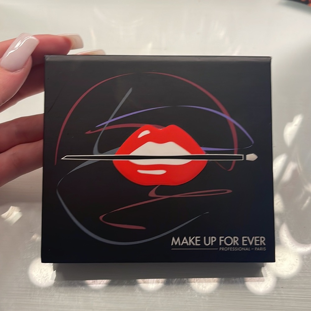 Make up for ever 9 artist shadow palette